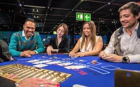 Studio kasino langsung gacor 33 dengan dealer profesional di meja blackjack multi-kamera